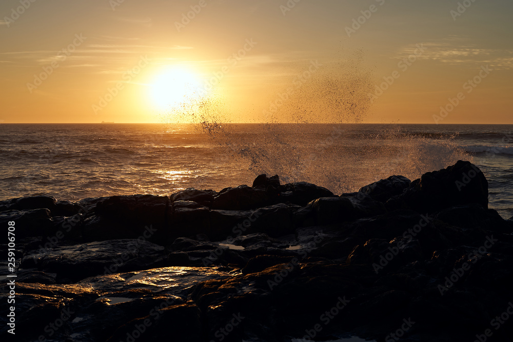 Fototapeta premium Sea sunset over rocks 