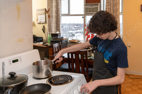 Foto School assignment, male teenager cooking