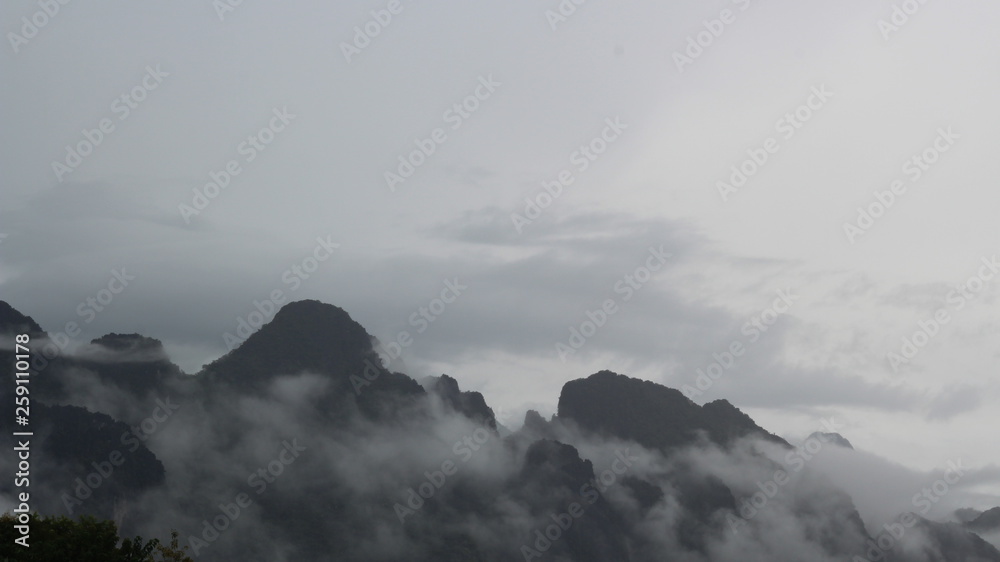 Obraz premium clouds over mountains