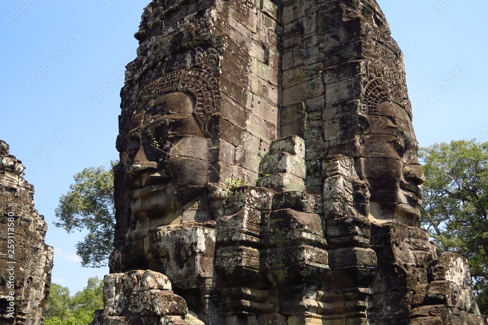 Visages sculptés  en pierre temple d'Angkor 