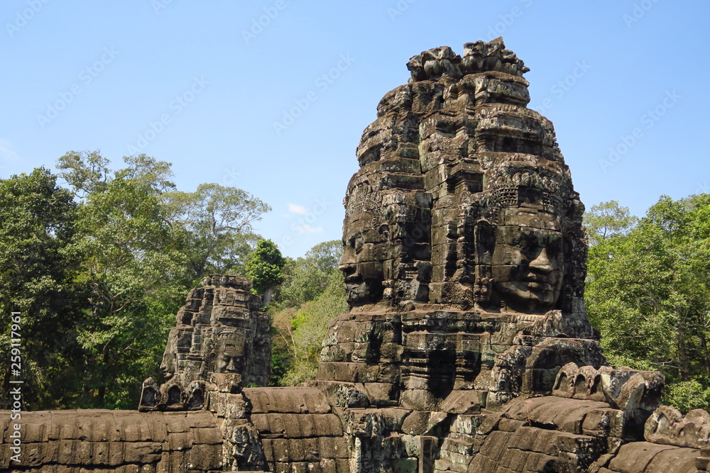 Angkor Thom visages sculptes. En pierre 