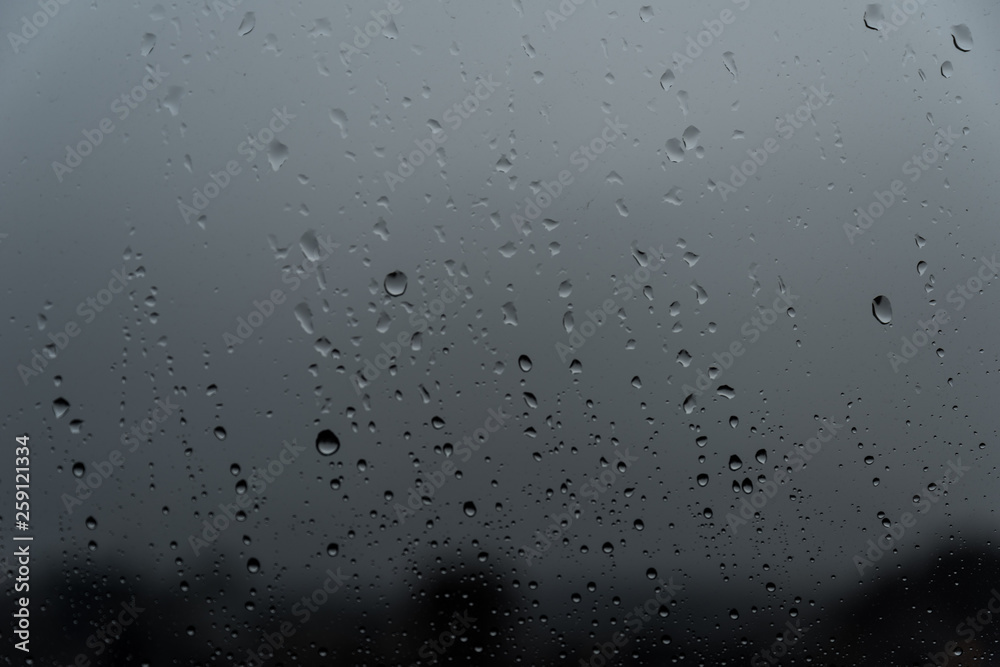 窓と雨雫 窓と雨雫
