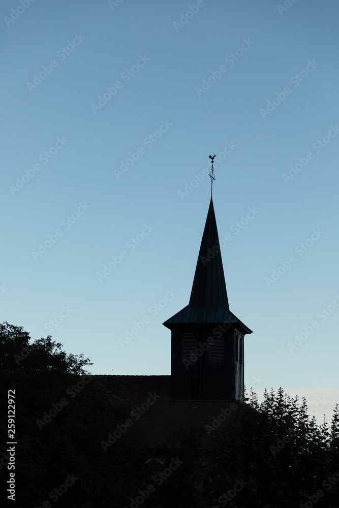 Obraz premium silhouette de clocher d’église