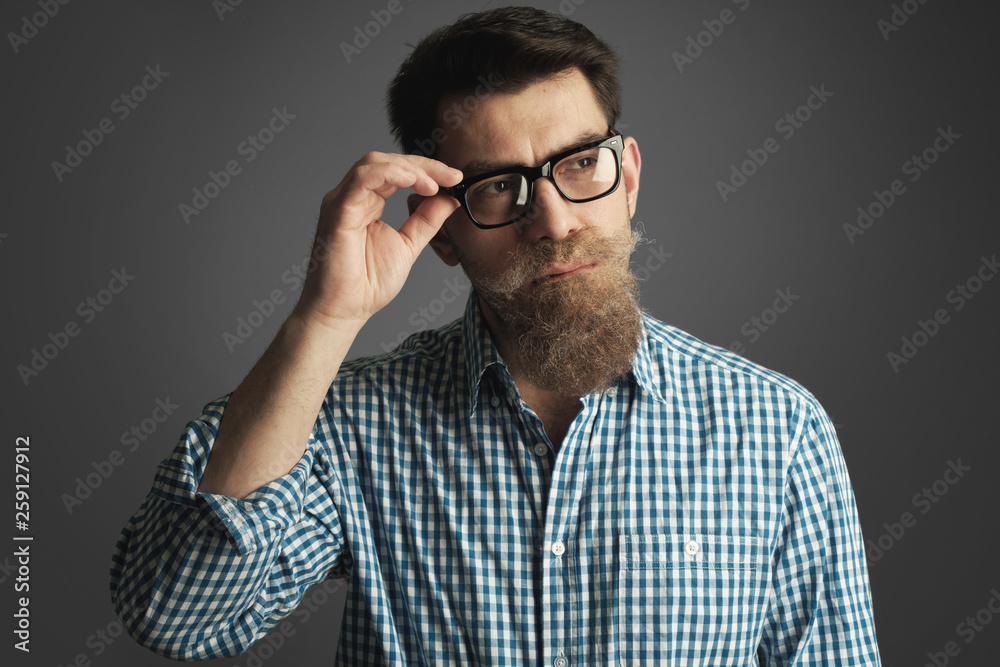 Obraz premium retro style portrait of a man with mustache and beard wearing glasses