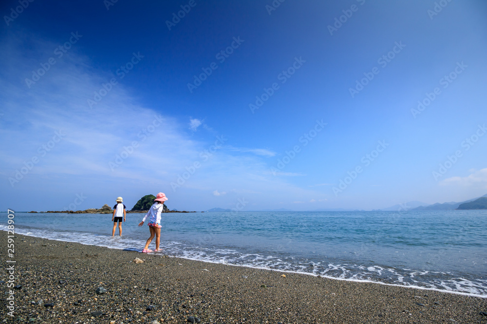 ビーチであそぶ子供　夏イメージ