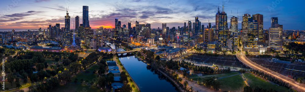Naklejka premium Panoramiczny obraz wspaniałego zachodu słońca nad miastem Melbourne w Australii