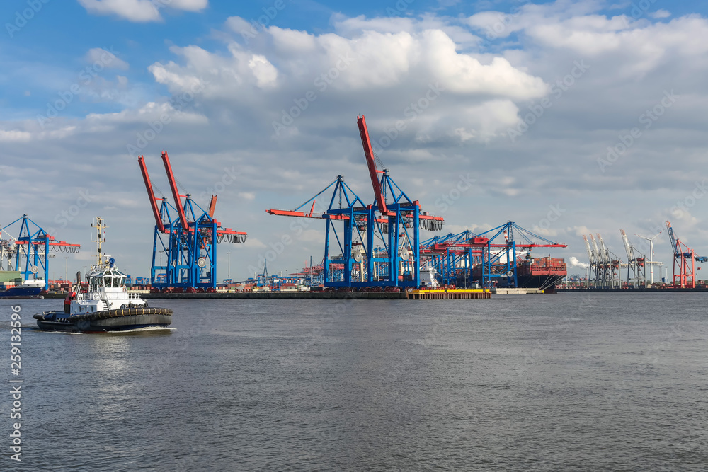 Burchardkai in Hamburg mit Hafenkränen 