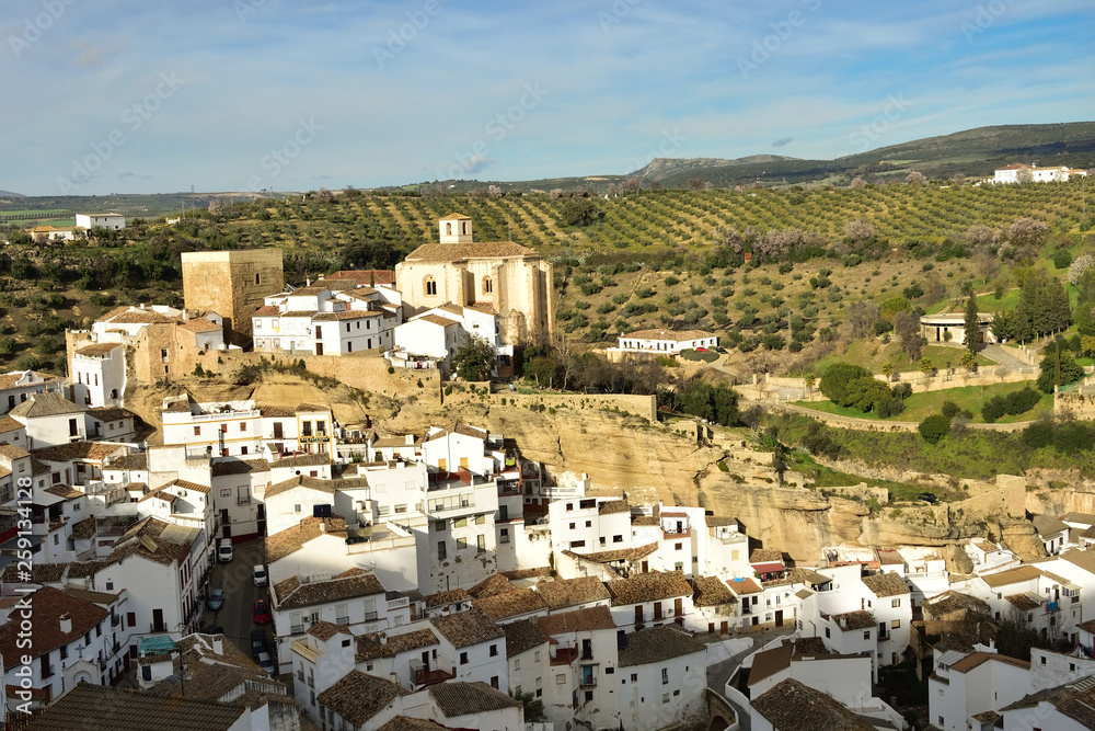 Setenil de las Bodegas pueblo blanco w Andaluzji. Setenil de las Bodegas pueblo blanco w Andaluzji.