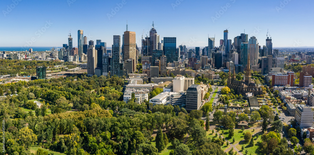 Naklejka premium Aerial panoramic view of the beautiful city of Melbourne from Fitzroy Gardens