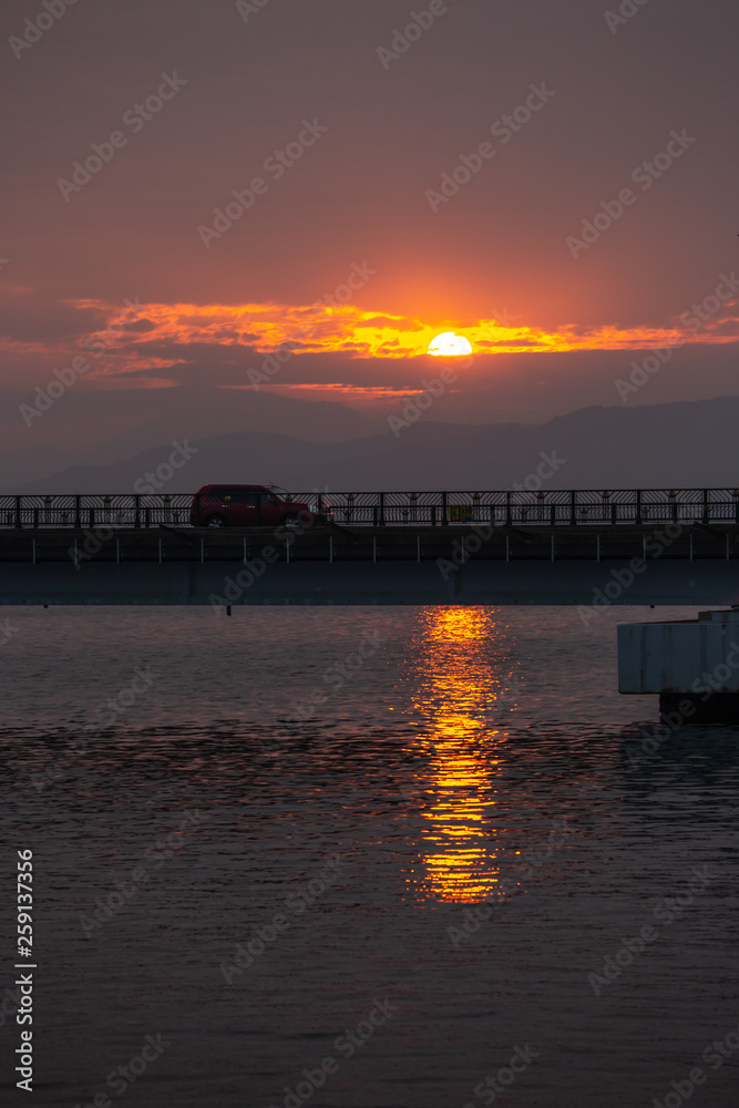 Fototapeta premium 大村湾の朝焼け
