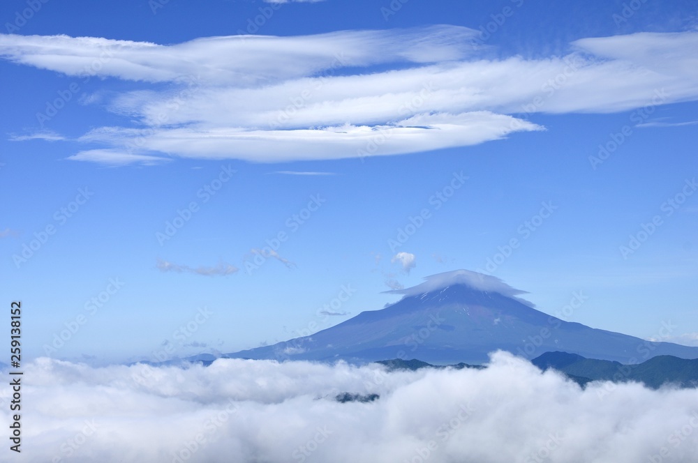 雲被る夏の富士山 雲被る夏の富士山