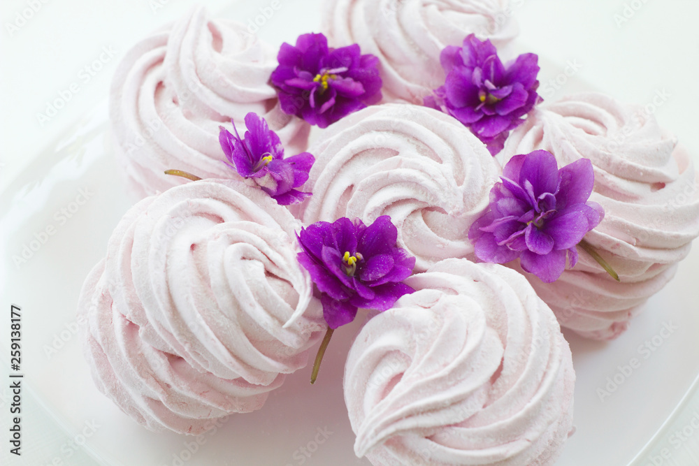 Homemade zephyr with violets Homemade zephyr with violets