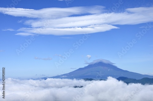 雲被る夏の富士山