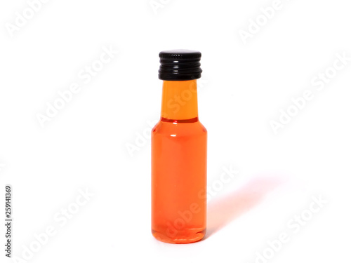 Orange Flasche auf weißem Hintergrund / Orange bottle on white background