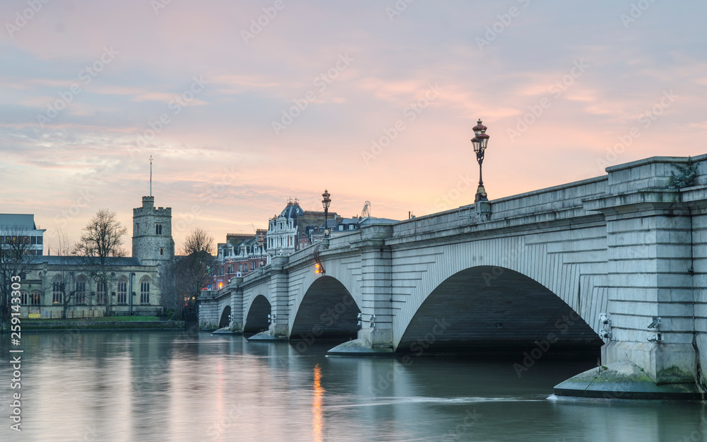 Obraz premium London- Putney Bridge between Putney & Fulham in south west London