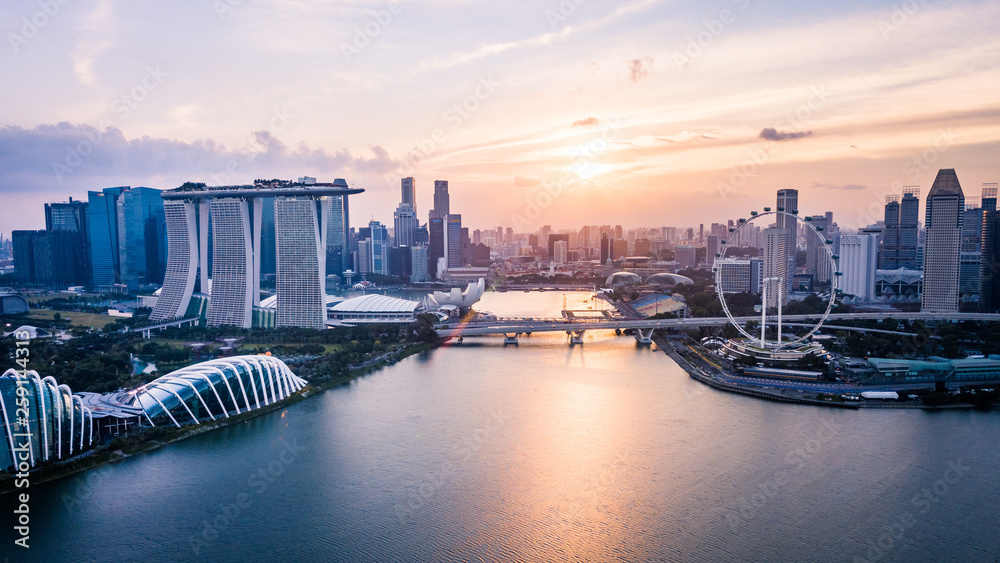 Obraz premium Drone aerial picture of the skyline of Marina Bay in Singapore during sunset
