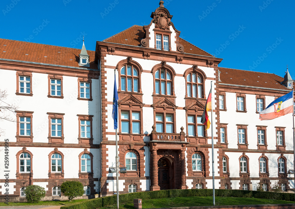 Obraz premium Landeshauptstadt Kiel das Gebäude des Ministeriums für Justiz, Europa, Verbraucherschutz, und Gleichstellung des Landes Schleswig Holstein am Kleinen Kiel gelegen.