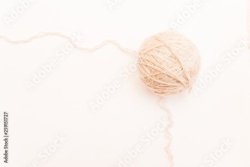 Foto a ball of beige or white wool for knitting and hobbies on a white background