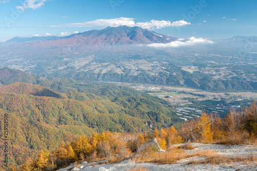 遠く浮かぶ八ヶ岳