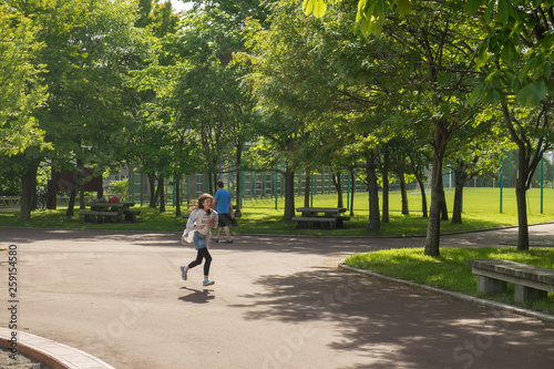 公園を走る女の子