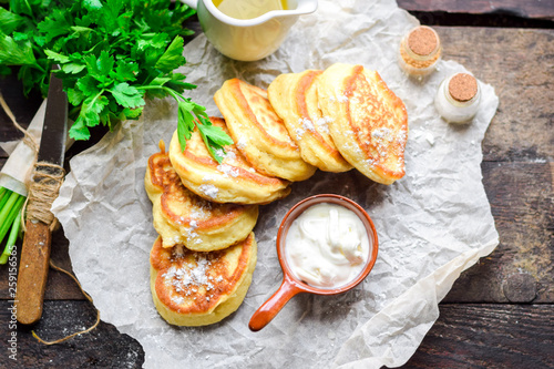 Pancakes on kefir with soda and icing sugar.