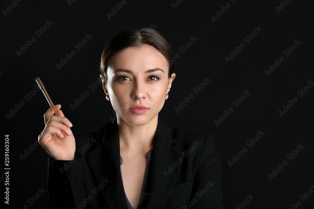 Obraz premium Stylish businesswoman on dark background