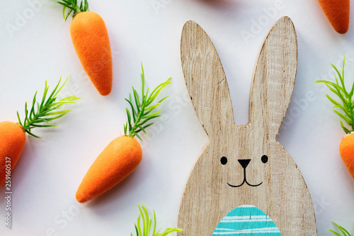 Canvas Print Wooden easter bunny with orange carrots