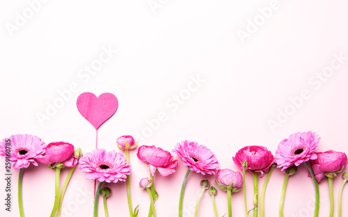 Muttertag, Herz mit Ranunkeln und Gerbera in pink auf Hintergrund rosa, Grußkarte © cladori