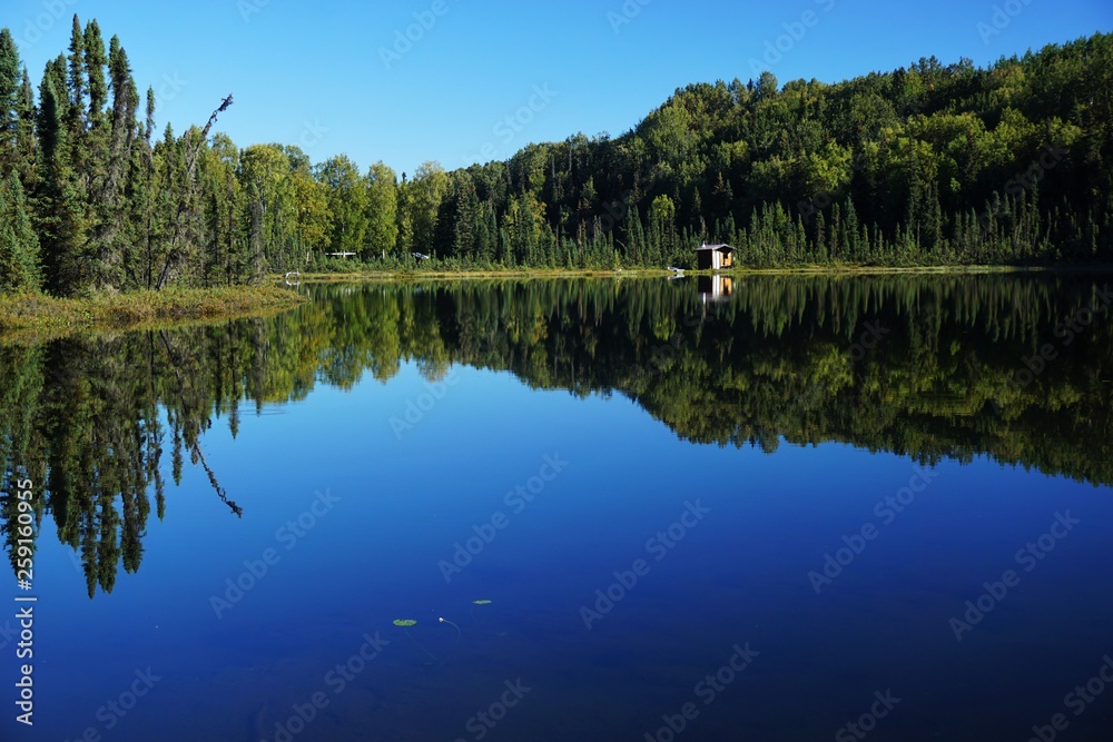 Obraz premium Beautiful wild landscape in Alaska reflecting in calm lake