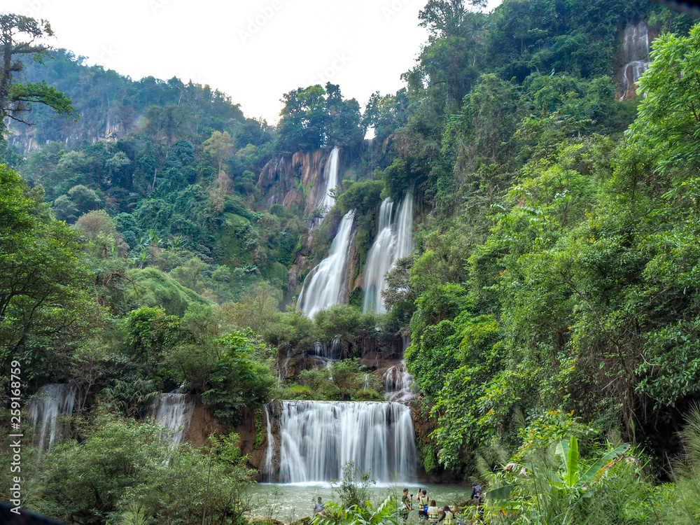 Obraz premium Thi lo su Waterfall. The most beautiful waterfall in Thailand, locate in Tak province. 