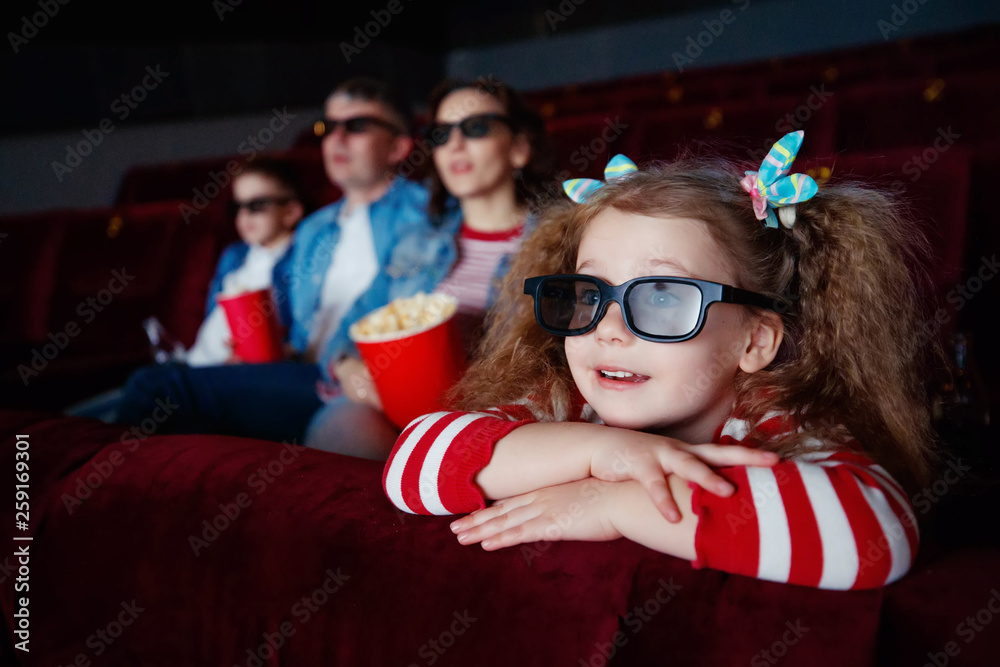 Obraz premium Family at the cinema 