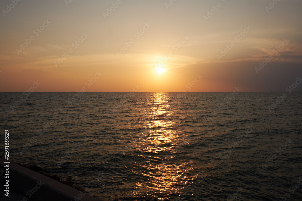 Obraz premium View of the sunset city from the pier in Pattaya