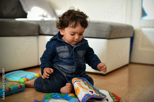 jeune bébé jouant avec un livre musical éducatif