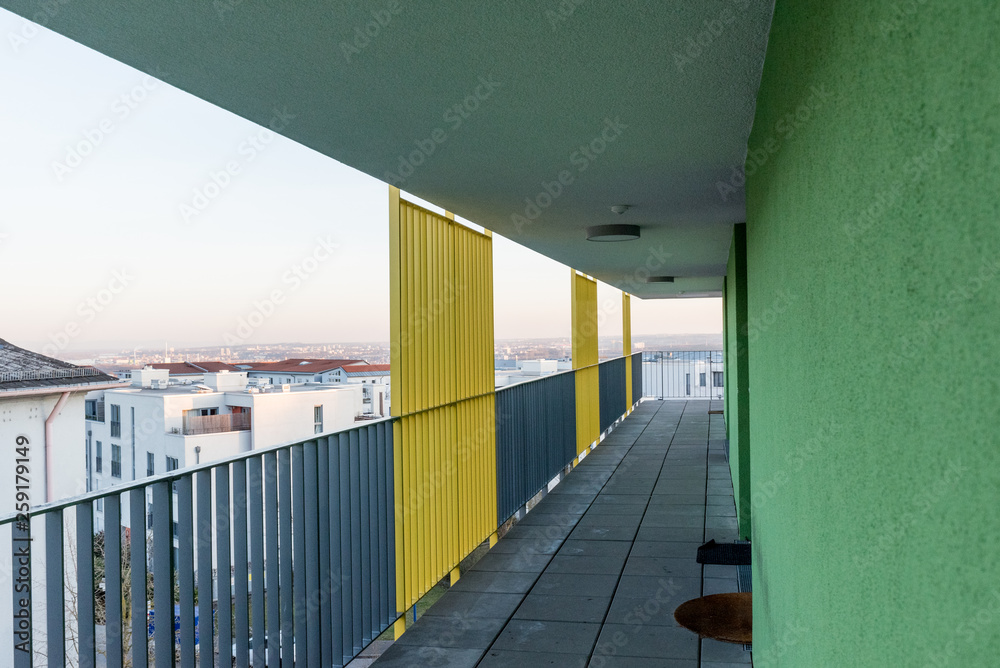 Obraz premium corridor outside of a building with colorful wall and railing