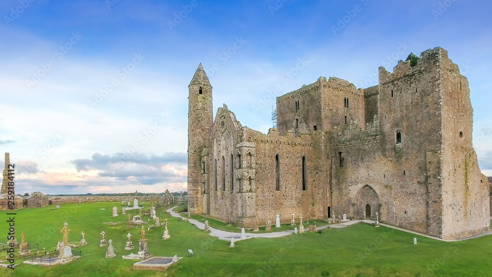 12427_The_closer_view_of_the_ruined_Rock_of_Cashel_in_Ireland.jpg