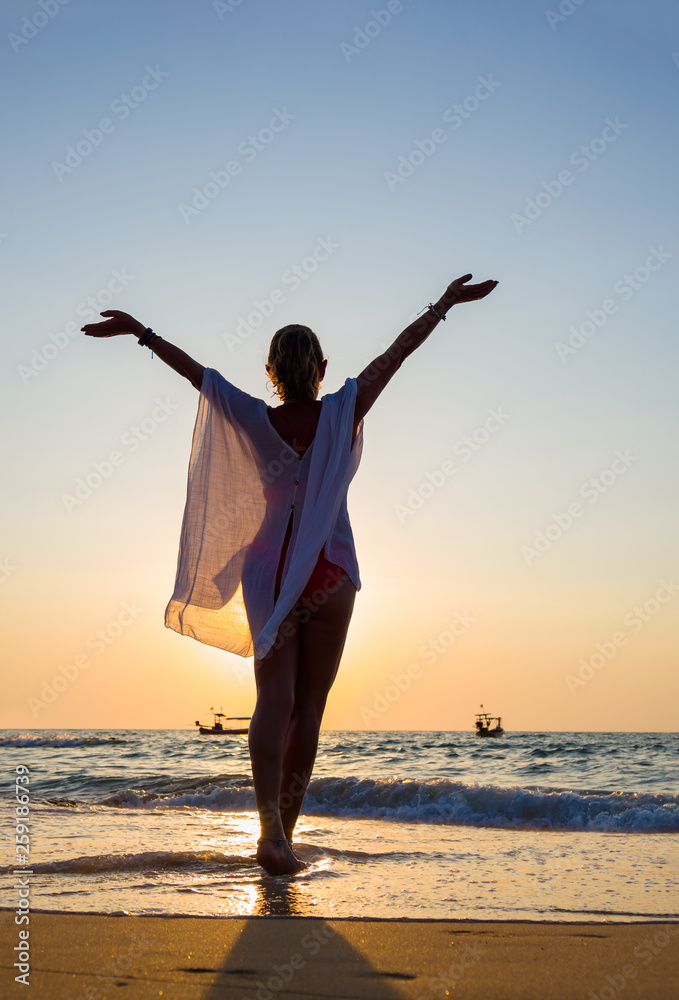 Fototapeta premium Woman walking on the beach a