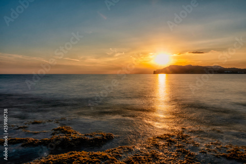 Sonnenuntergang in der Bucht von Santa Pon  a  Mallorca