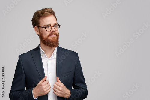 Papier peint Confident red haired businessman adjusting jacket
