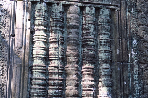 Colonnes de pierre sculptées 