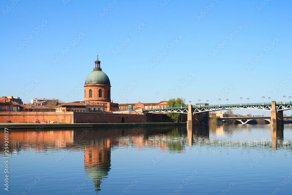 The Saint Pierre bridge passes over the Garonne river and Hospital de La Grave in Toulouse, the French pink city and city of Art and History with an important architectural and artistic heritage Haute