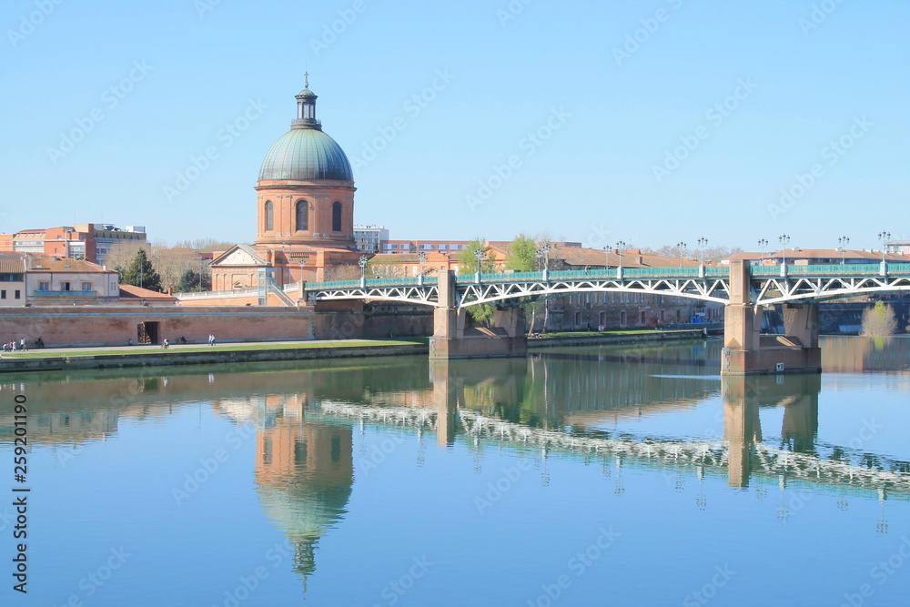 The Saint Pierre bridge passes over the Garonne river and Hospital de La Grave in Toulouse, the French pink city and city of Art and History with an important architectural and artistic heritage Haute