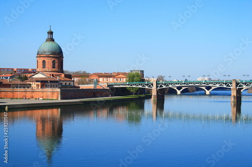 The Saint Pierre bridge passes over the Garonne river and Hospital de La Grave in Toulouse, the French pink city and city of Art and History with an important architectural and artistic heritage Haute