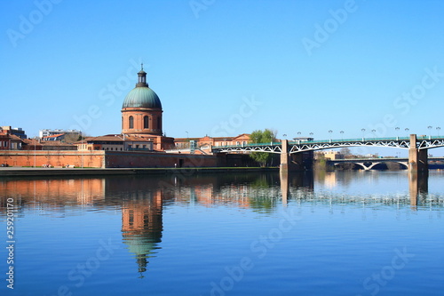 The Saint Pierre bridge passes over the Garonne river and Hospital de La Grave in Toulouse, the French pink city and city of Art and History with an important architectural and artistic heritage Haute