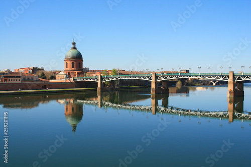 The Saint Pierre bridge passes over the Garonne river and Hospital de La Grave in Toulouse, the French pink city and city of Art and History with an important architectural and artistic heritage Haute