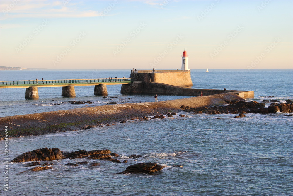 Grande jetée des Sables-d'Olonne et son phare rouge depuis  la Chaume