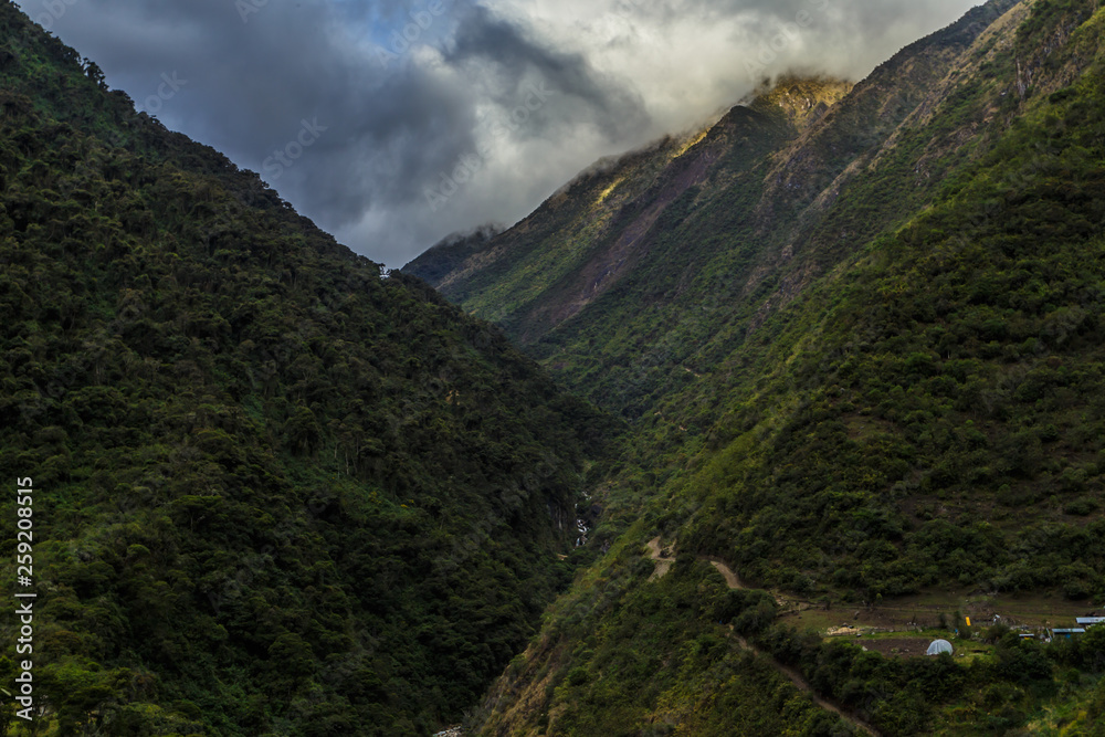 Naklejka premium Valle con cielo nublado