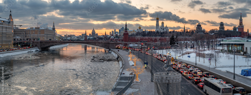 Obraz premium panoramic view of Moscow Kremlin and Moscow river with street illumination at sunset