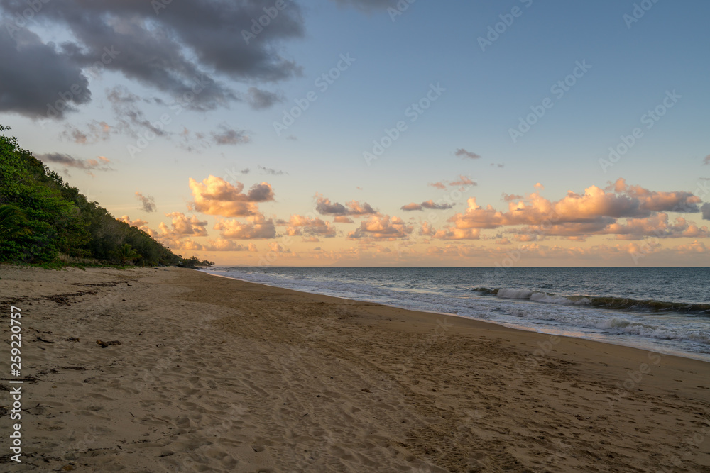 Sonnenuntergang bei Ellis Beach in Queensland Australien Sonnenuntergang bei Ellis Beach in Queensland Australien