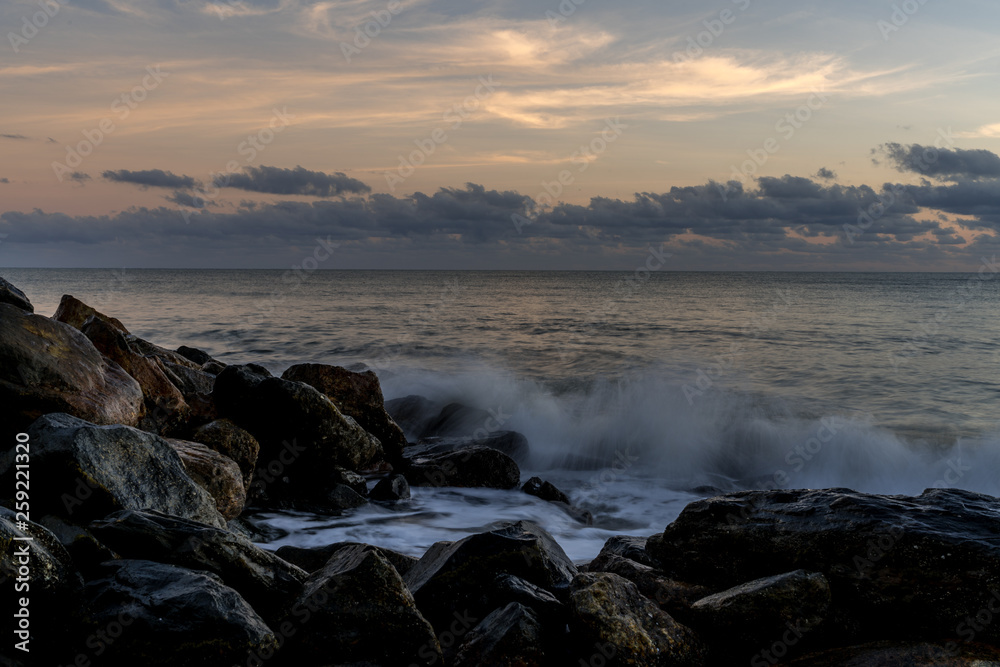 Sonnenaufgang bei Ellis Beach mit Felsen im Vordergrund