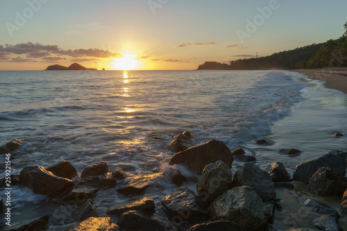 Double Island vor der Küste von Ellis Beach bei Sonnenaufgang © Michael